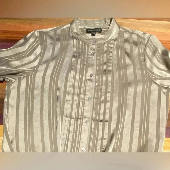 Banana Republic Long-Sleeved Dillon Blouse with Tie Cuffs, size L, NWT. - Picture 4 of 8